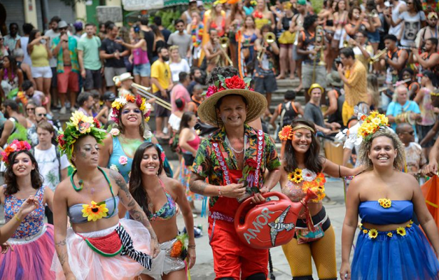 Primeiros blocos de carnaval se apresentam no centro do Rio