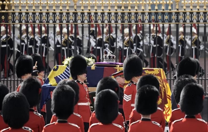 Procissão com corpo de Elizabeth II vai para Westminster para velório de 5 dias
