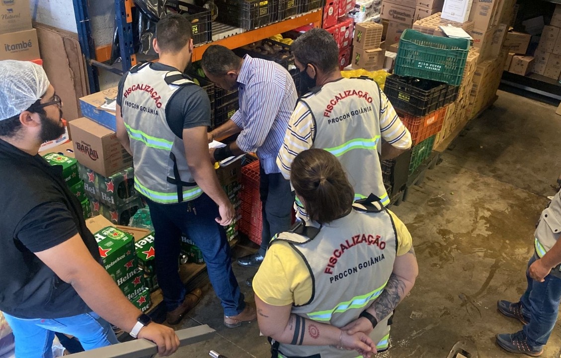 Procon apreende 420 quilos de alimentos vencidos em supermercado de Goiânia