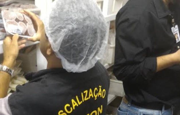 Procon apreende alimentos vencidos em bares e restaurantes de Goiânia