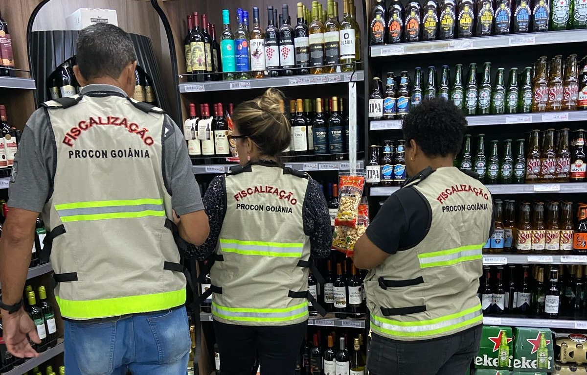 Procon Goiânia autua supermercado por vender bebidas sem preço