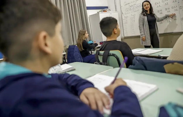 Professor brasileiro perde 21% do tempo de aula para manter disciplina