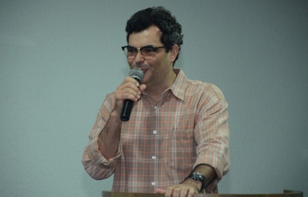 Un profesor habla de Goiás Cerrado durante una clase magistral en México