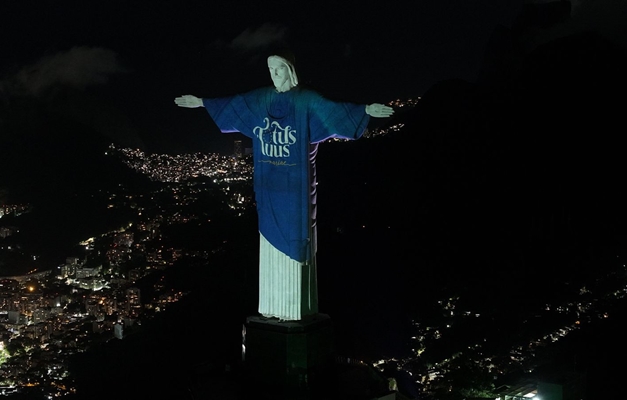 Projeção no Cristo Redentor convida fiéis para Totus Tuus em Goiânia