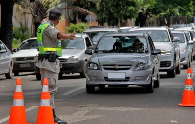 Projeto de lei prevê pagamento de débitos direto na blitz em Goiás