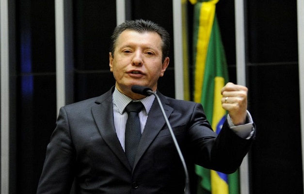 Projeto prevê restringir concessão de passaporte diplomático