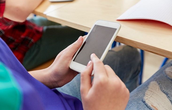 Projeto propõe proibir uso de celulares em escolas de Goiânia 