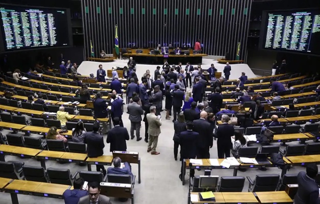 Projeto que aumenta número de deputados para 531 tem urgência aprovada