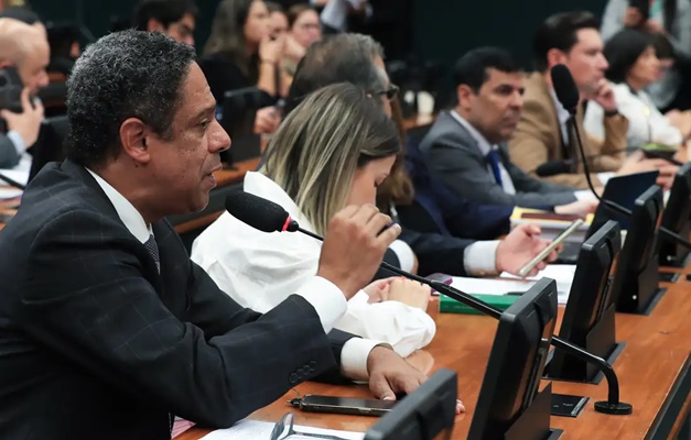 Projetos que limitam ação do STF avançam na Câmara dos Deputados