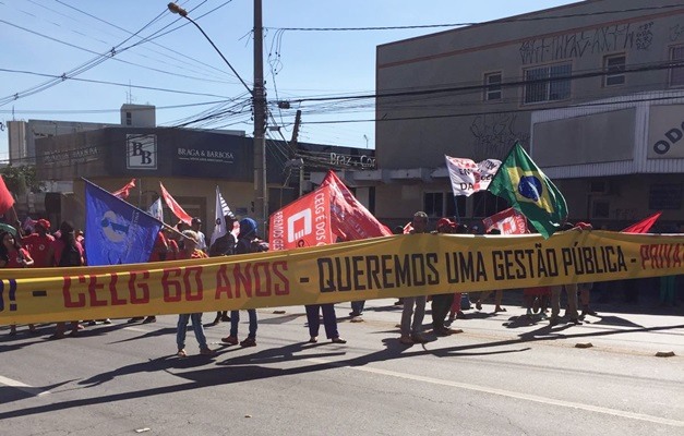 Protesto contra privatização da Celg bloqueia Avenida 85 em Goiânia 