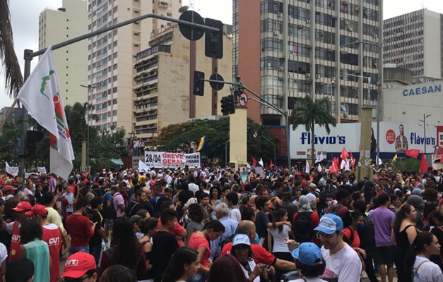 Protesto contra reformas reuniu 10 mil pessoas em Goiânia, diz CUT