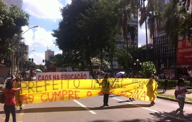 Protesto da educação municipal complica trânsito no Centro de Goiânia