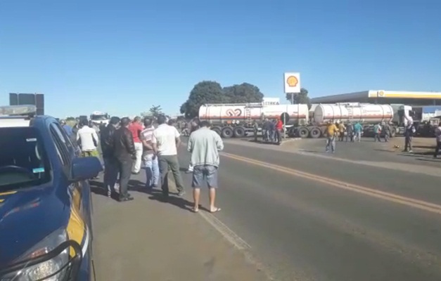 Protesto de caminhoneiros bloqueia trechos de rodovias em Goiás 