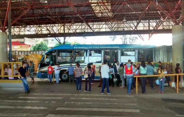 Protesto de centrais sindicais altera rotas de ônibus em Goiânia 