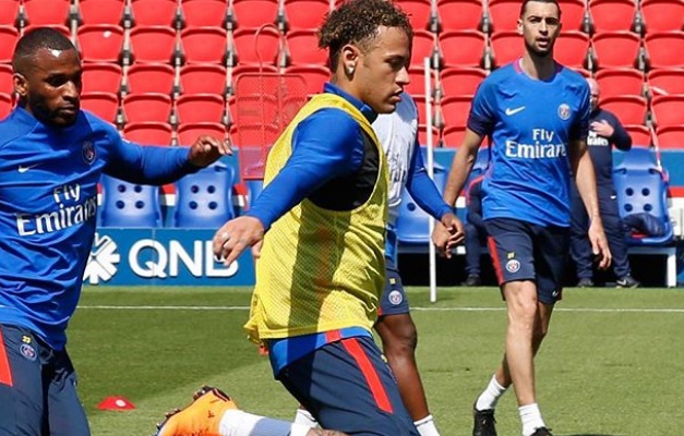 PSG exibe Neymar em treino com bola pela 1ª vez após operação