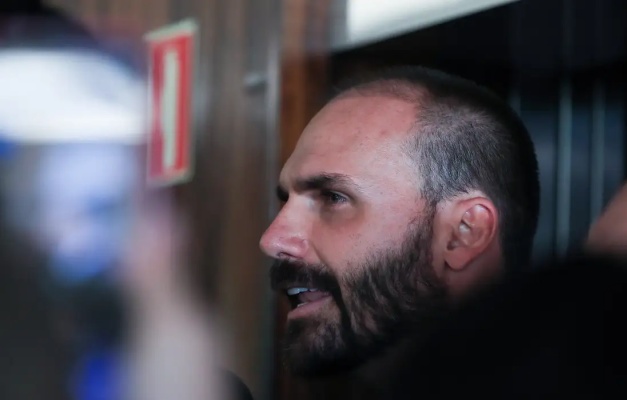 PT pede suspensão do mandato de Eduardo Bolsonaro