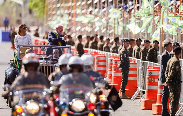 Público acompanha desfile cívico-militar em Brasília