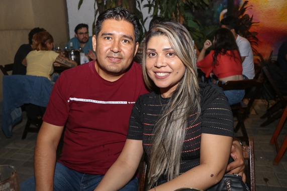Público aproveita happy hour no Sister Rosetta Pub, em Goiânia