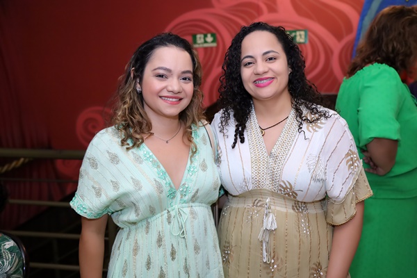 Público lota teatro em Goiânia para assistir monólogo sobre Cora Coralina