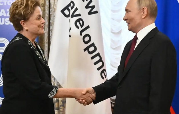 Putin oferece ao Brasil novo mandato no banco dos Brics com Dilma
