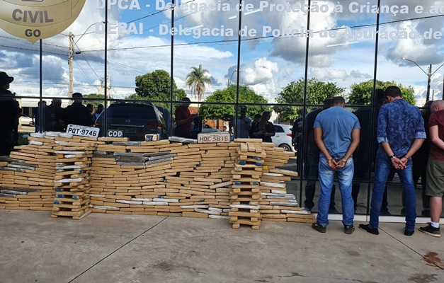 Quatro pessoas são presas com 600 quilos de maconha em Cezarina
