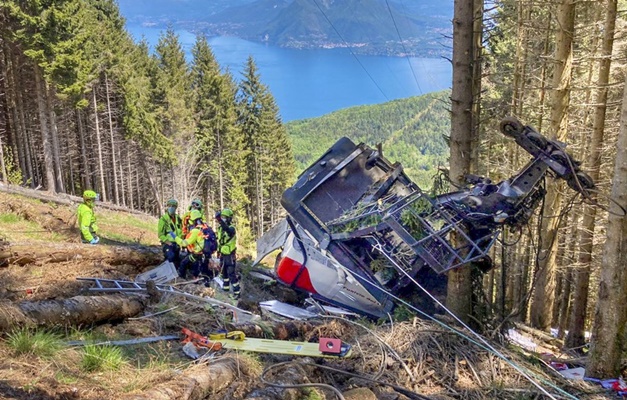 Queda de teleférico deixa 13 mortos na Itália