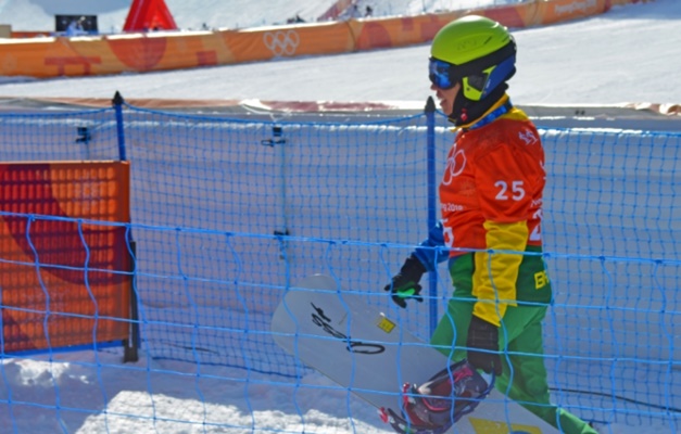 Queda durante treino tira snowboarder brasileira dos Jogos de Inverno 