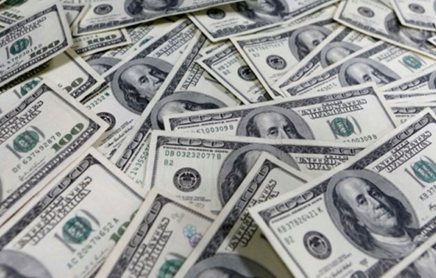 Queda na cotação provoca corrida para comprar dólar em casa de câmbio