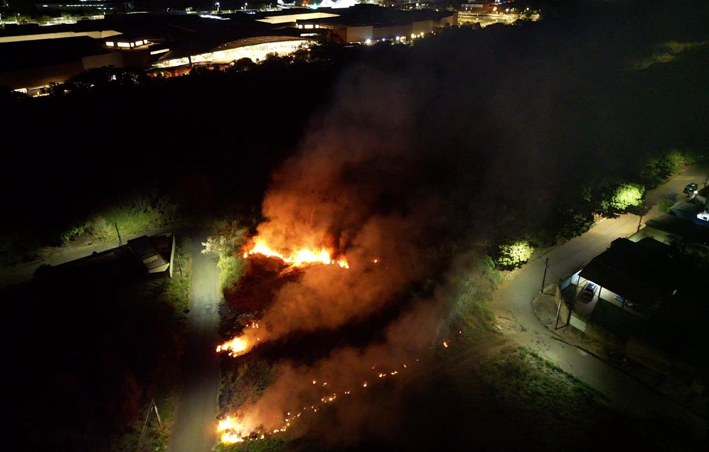 Queimada atinge área de mata próxima de shopping em Goiânia 
