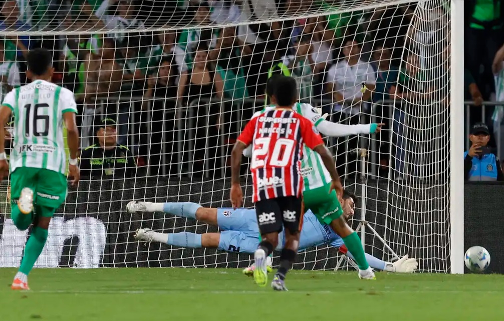 Rafael defende pênalti e São Paulo garante empate na Libertadores
