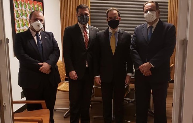 Rafael Lara firma aliança com grupo de Alexandre Caiado e Alexandre Pimentel