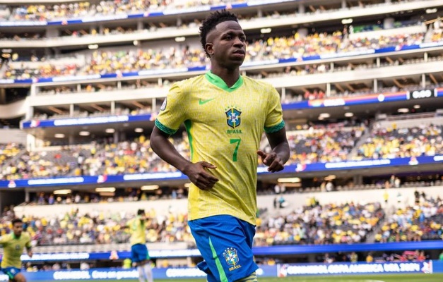 Raphinha e Vinicius Júnior são indicados ao prêmio Bola de Ouro