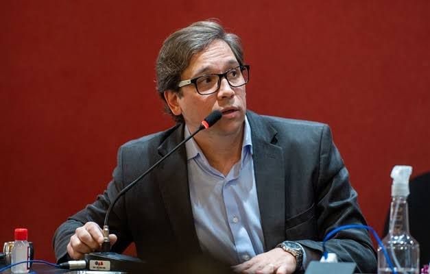 Realle Pallazo lança no Senado livro com expoentes da política e comunicação