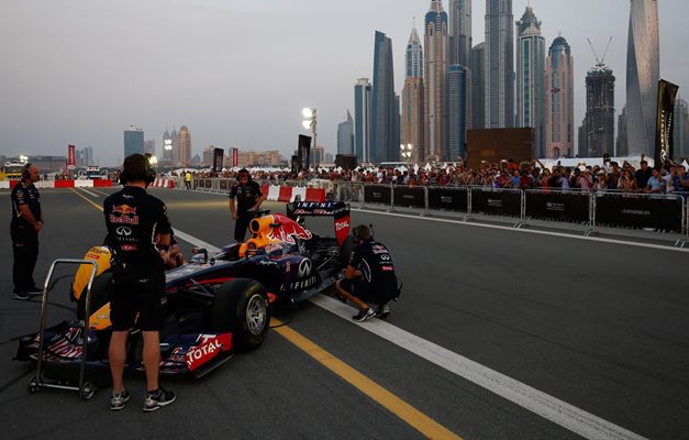 Red Bull sofre punição e pilotos largam no fim do grid
