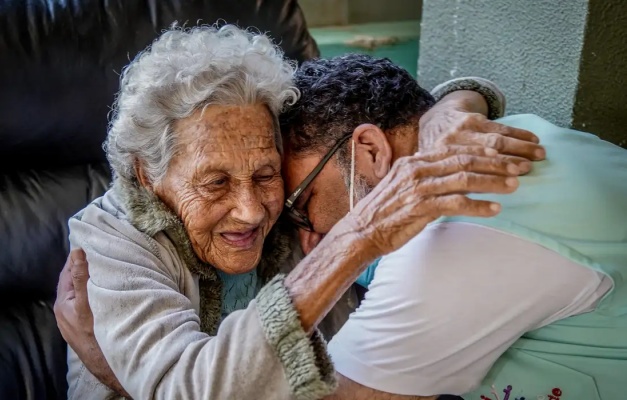Redação do Enem 2025 aborda as perspectivas para o envelhecimento