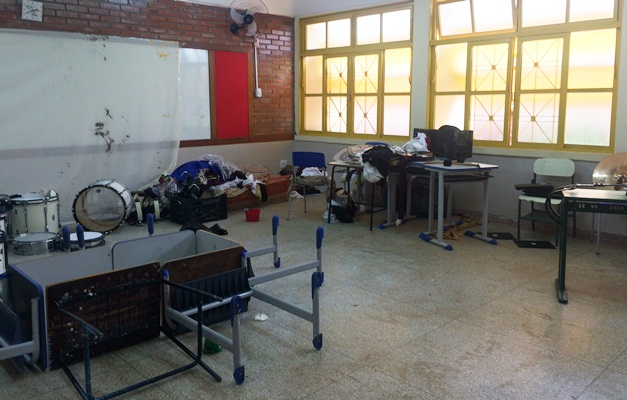 Reeducando com tornozeleira eletrônica estava entre ocupantes de escola