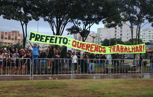 Região da 44: Camelôs protestam durante evento da Prefeitura de Goiânia