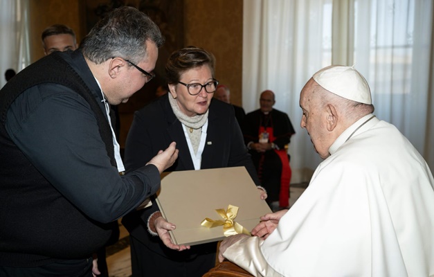 Reitora da PUC Goiás presenteia papa Francisco com obras de Tai Hsuan-An