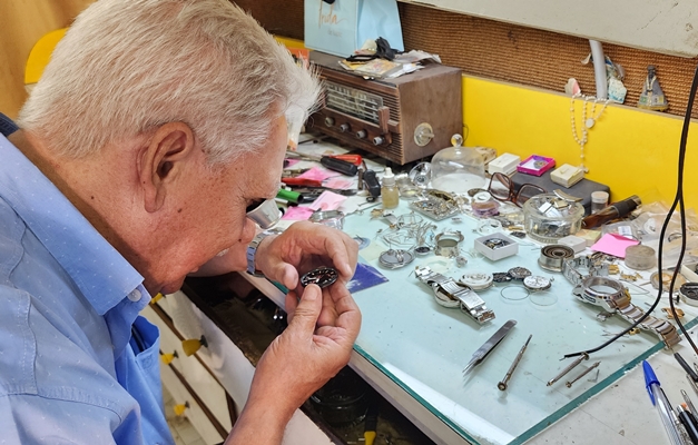 Relojoarias resistem ao tempo e mantêm tradição no Centro de Goiânia