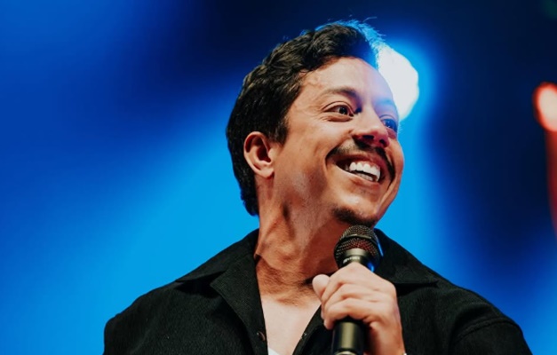 Renato Albani apresenta o espetáculo ‘A Ignorância É Uma Dádiva’ em Goiânia