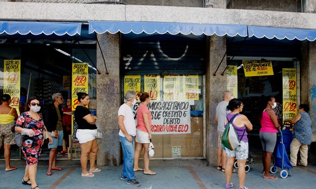 Rendimentos de brasileiros caíram 8,7% no primeiro trimestre de 2022