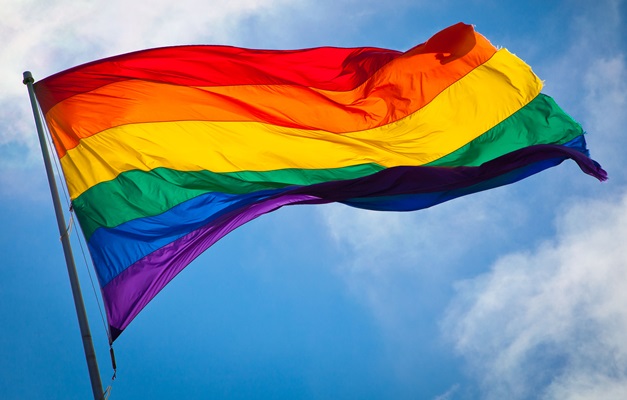 Representantes do movimento LGBT anunciam apoio a Aécio