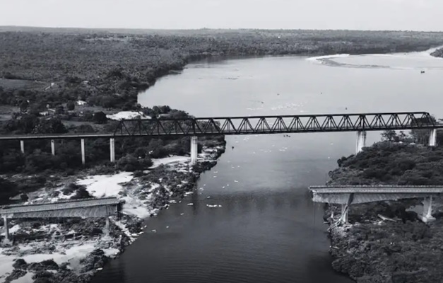 Resgatado corpo em cabine de caminhão submerso após queda de ponte