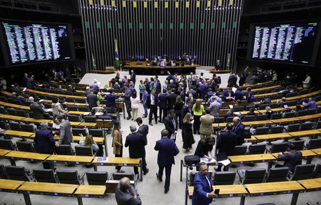 Retotalização de votos troca sete deputados no país