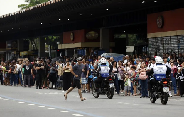 Rio: avenidas são liberadas e metrô reforça horário de trens