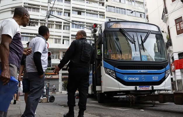 Rio: mais de 50 ônibus viraram barricada; transporte está afetado