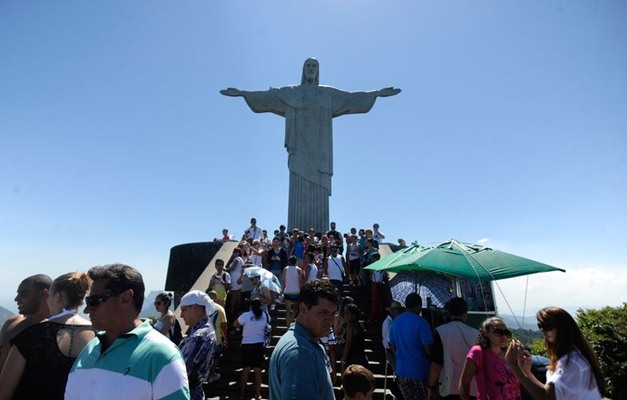 Rio recebeu 977 mil turistas no carnaval e arrecadou R$ 2,2 bilhões