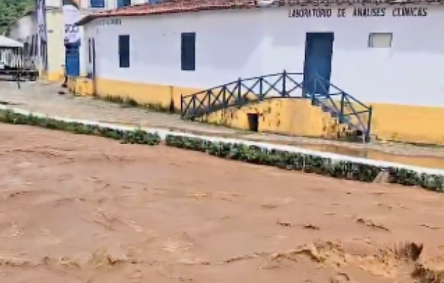 Rio Vermelho ameaça transbordar e preocupa moradores na cidade de Goiás