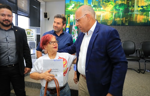 Rogério Cruz entrega escrituras de casas a 44 famílias de Goiânia