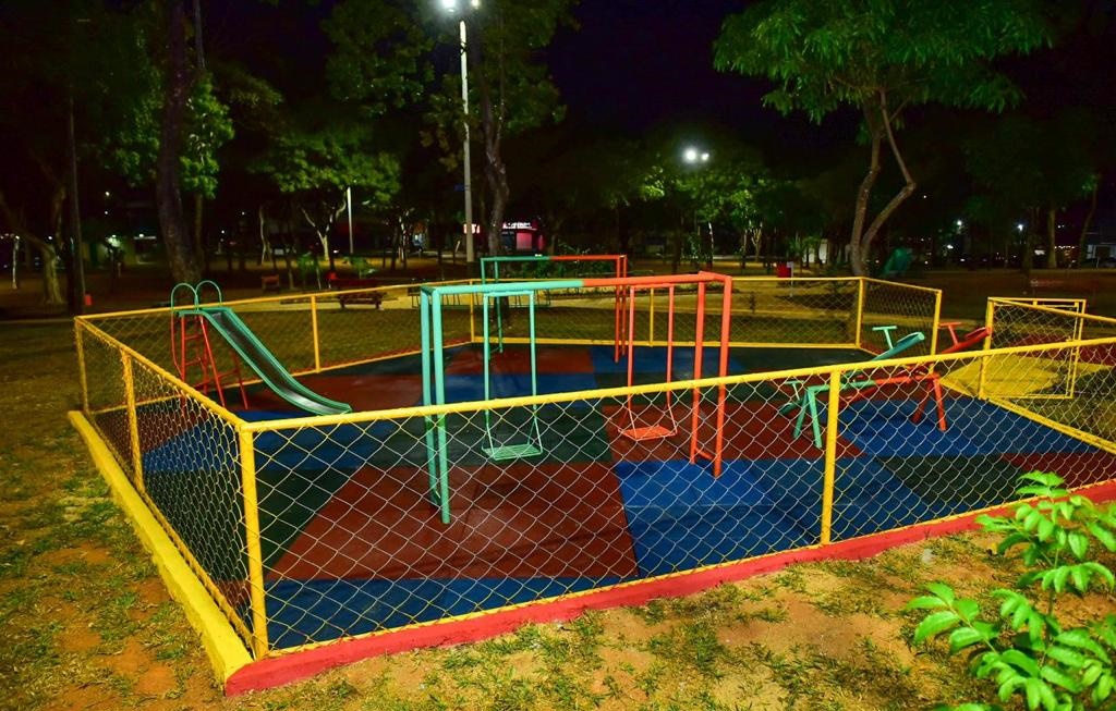 Rogério Cruz entrega revitalização de praça no Setor Jaó